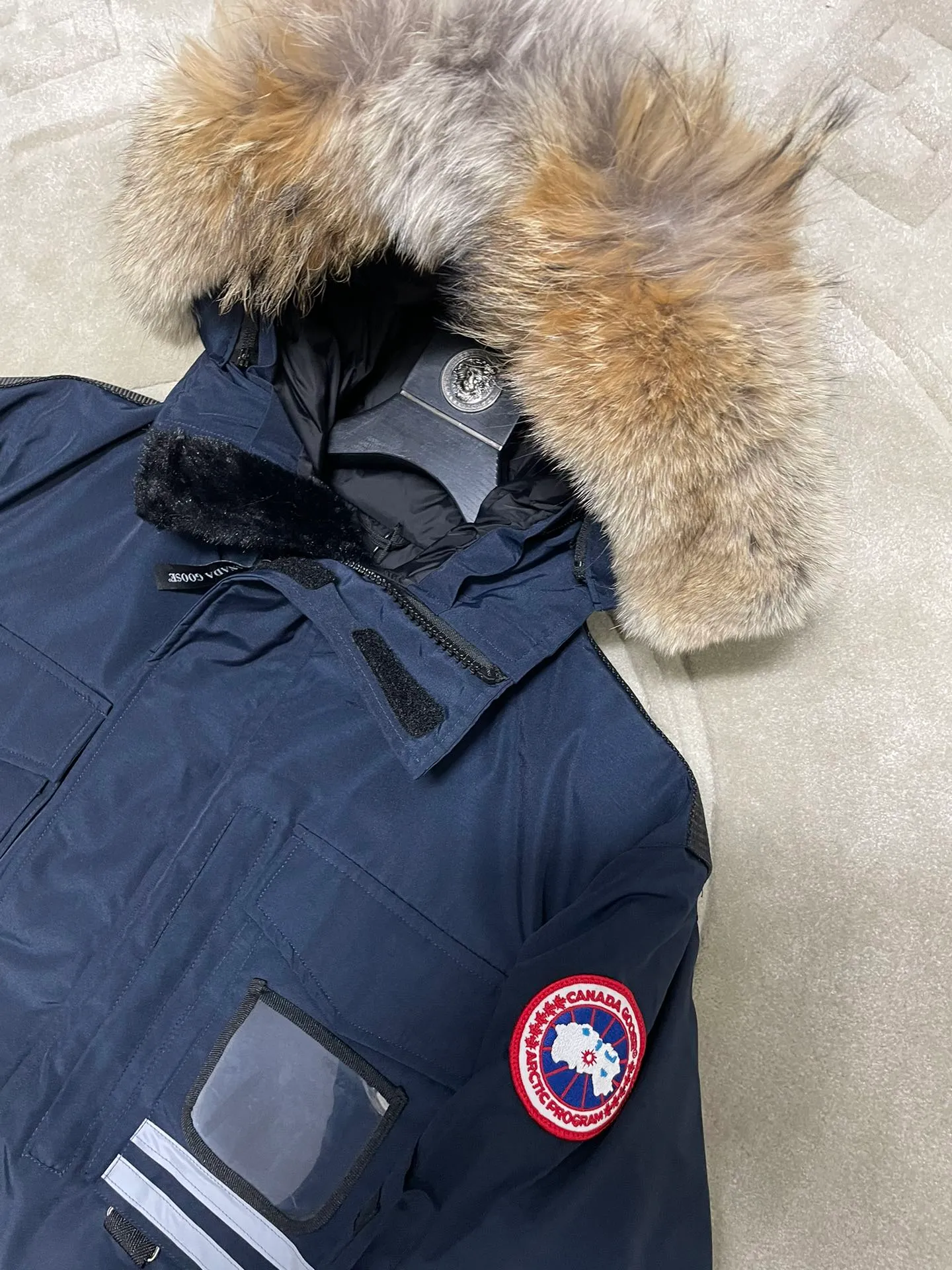 P1060 CANADA GOOES 🇨🇦ⒿⓅⓈ manufactures 10 models of snow curse men and women couples. Factory direct supply: supplying global purchasing agents, micro-business, entities, Tmall, high-end stalls and studio cooperation, free shipping! There are 10 types of Canada Goose Snow Mantra parkas for men and women, the Rolls-Royce of down jackets. ➖ Industry-leading anti-counterfeiting chip sensing. ➖ Imported Behringer embroidery machines and customized embroidery labels, the highest level and industry leading. ➖ Imported Korean 21-count polyester-cotton blended original fabric, TC85 waterproof coated fabric, water-repellent, windproof and wear-resistant. ➖ The new national standard 90 white duck down has an average down filling of 300 grams. The amount of down filling is industry-leading. ➖ 100% nylon lining with double double-layer sealing design to prevent velvet running, and seamless thread design on the cuffs! ➖ Yoshida YKK provides original factory-customized electroplated sliders. YKK two-way lockable zippers are tight and smooth and do not peel off paint. ➖ 3M composite Velcro is durable and the accessories and hardware are all custom-made. Note: Our copywriting is only simple and clear. Instead of bragging about the copywriting, it is better to compare and understand with samples. Only for the purest goose, the most dedicated, the most professional, the highest quality, the highest cost performance! SIZE:XS-XXL [with size chart]